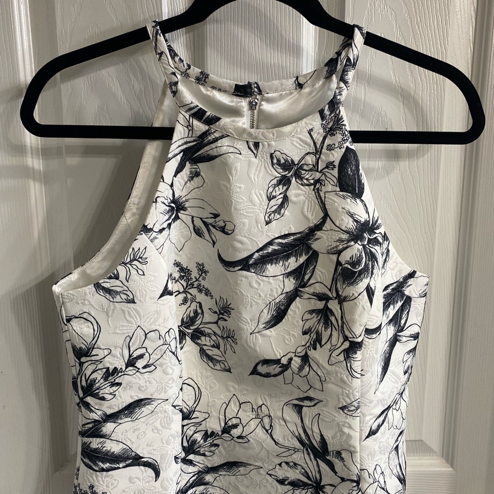 White House Black Market Black & White Floral Textured Shell